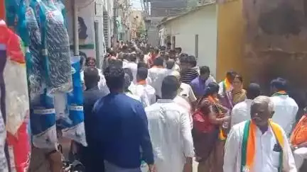 ధర్మవరంలో ఆదివారం మంత్రి పాదయాత్ర. మంత్రి వెంట భారీగా పాల్గొన్న కూటమి నాయకులు కార్యకర్తలు.
