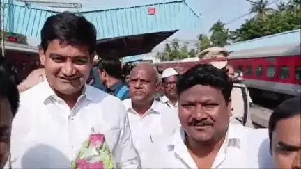 మేడపాడు గ్రామంలో జరగనున్న సుపరిపాలన తొలి అడుగు కార్యక్రమంలో పాల్గొనేందుకు సామర్లకోట చేరుకున్న మంత్రి శ్రీనివాస్