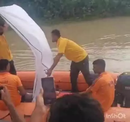 उनियारा: पलाई में गलवा बांध के नाले में बहे युवक के शव को एसडीआरएफ और सिविल डिफेंस की टीम ने निकाला बाहर