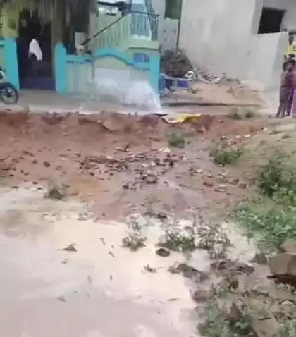 కళ్యాణదుర్గం: కుందుర్పి మండల కేంద్రంలోని ఎకాలజీ సెంటర్ వద్ద  శ్రీరామిరెడ్డి తాగునీటి పథకం పైప్ లైన్ లీకేజీ, వృథాగా పోతున్న తాగునీరు