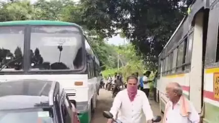 చింతలపూడి సమీపంలో చెట్టును ఢీ కొట్టిన ఆర్టిసి బస్సు 12 మందికి గాయాలు
