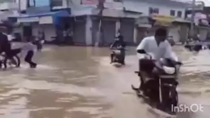 पलवल: होडल में बरसात से हुए जलभराव से छात्रों को पानी से होकर जाने में पूरी परेशानी#jansamasya