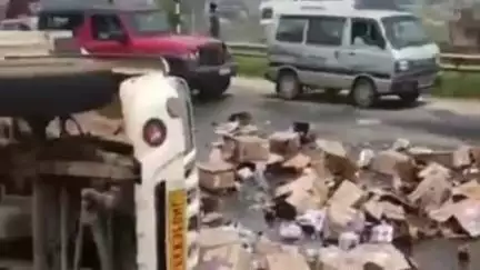 कांके: रांची: सुकुरहुट्टू में आईटीबीपी कैंप के पास शराब से लदी गाड़ी पलटी