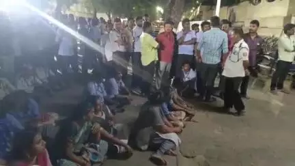 பழனி: அடிவாரம் காவல் நிலையத்தில் கோயில் பாதுகாவலர் மற்றும் வழக்கறிஞர் என இரு தரப்பு மீதும் 5 பிரிவின் கீழ் நடவடிக்கை எடுக்கபட்டதால் 12 நேர போராட்டம் நிறைவு