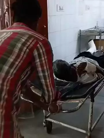 अलवर: झुंझुनू के पिलानी के पास टायर फटने से पिकअप पलटी, 40 लोग सवार, कई घायल, 2 को अलवर जिला अस्पताल किया रैफर