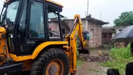 चंदेरी: चंदेरी वार्ड 8: अधिकारियों की लापरवाही से घरों में घुसा बरसात का गंदा पानी