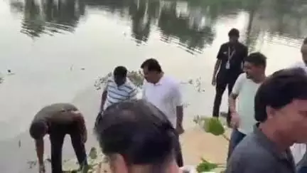 कवर्धा: उपमुख्यमंत्री विजय शर्मा, पालिका टीम और वार्डवासियों ने मिलकर दर्री पारा तालाब की सफाई की, स्वच्छता का दिया संदेश