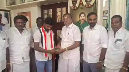 காரியமங்கலம்: கெரகோடஅள்ளியில் மாற்றுக் கட்சியினர் MLA கே.பி.அன்பழகன் தலைமையில் அதிமுகவில் இணைந்தனர்