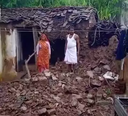 निवाड़ी: निवाड़ी जिले के मड़वा राजगढ़ में बारिश से डरु रैकवार का कच्चा मकान ढहा