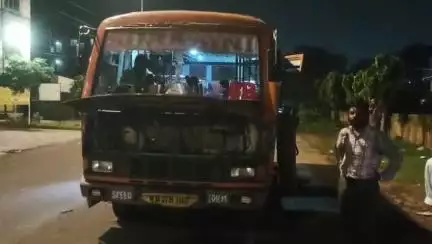 ফরিদপুর দুর্গাপুর: দুর্গাপুর করঙ্গপাড়া মোড়ে রাস্তায় বাসের ইঞ্জিন থেকে বেরল ধোঁয়া, সমস্যায় যাত্রীরা