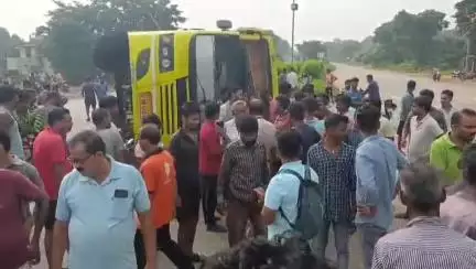 ଜଳେଶ୍ବର: ଚାଲନ୍ତି ଛକ ନିକଟରେ ଯାତ୍ରୀ ବାହୀ ବସ୍ କୁ ପଛପଟୁ ଧକ୍କା ଦେଲା ଟ୍ରକ,ଜଣେ ମୃତ ସୂଚନା