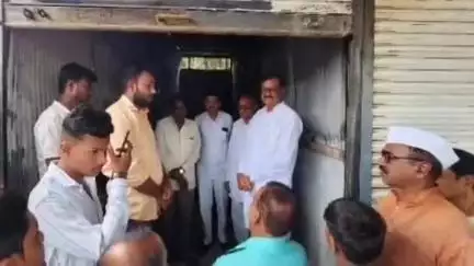 हिंगोली: कनेरगाव नाका येथे आग लागून नुकसान झालेल्या दुकानाचे आमदार मुटकुळे यांनी केली पाहणी