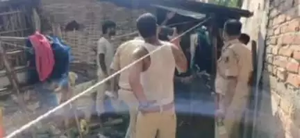 लदनिया: लदनिया थाना पुलिस ने फरार अपराधी के घर पर इश्तेहार चिपकाया