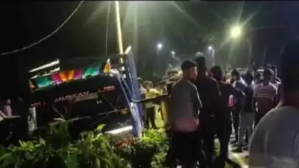 হলদিবাড়ি: হলদিবাড়ি শহরের উত্তরপাড়া এলাকায় দুর্ঘটনার কবলে ট্রাক