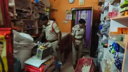 రామగుండం: పట్టణంలోని గంగానగర్‌ ఏరియాలో ప్రతి ఇంటిని తనిఖీ చేసిన వన్‌ టౌన్‌ సీఐ ఇంద్రసేనారెడ్డి, అనుమానిత వ్యక్తులు కనపడితే సమాచారం ఇవ్వాలని సూచన