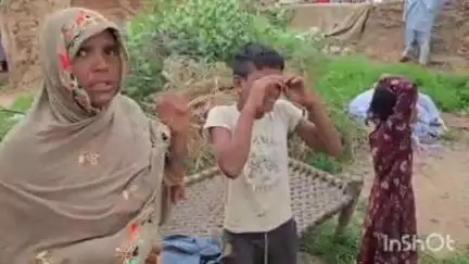 एत्मादपुर: गांव खेरिया में बारिश के कारण भरभरा कर गिरा मकान, 3 से 4 लोग दबे, एक की हालत गंभीर