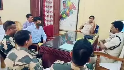 সাব্রুম: সীমান্তে অপরাধ দুর করতে সাব্রুম থানায় পুলিশ,বিএসএফ যৌথ সভা অনুষ্ঠিত হয়