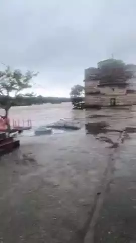ओरछा बेतवा नदी उफान पर है