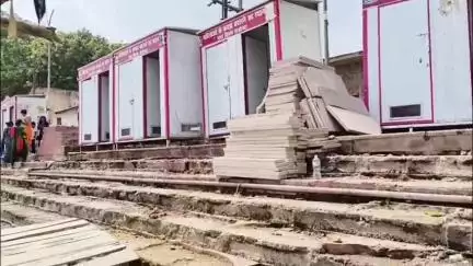 सरयू घाट पर सीढ़ियों के निर्माण कार्य से श्रद्धालु हो रहे घायल