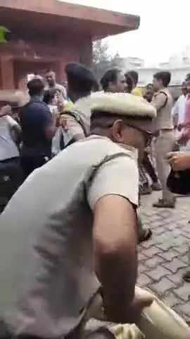 बापौली: आर्य समाज मंदिर बापौली में हवन कर रहे आर्य समाज लोगों पर सरपंच पति ने कई लोगों के साथ मिलकर की मारपीट पुलिस की मौजूदगी