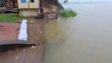 तालबेहट: बार कस्बे का तालाब मूसलाधार बारिश के कारण लबालब हुआ, तालाब फटने की आशंका से लोग चिंतित, प्रशासन पर उठाए सवाल