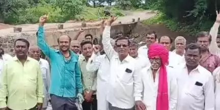 उत्तर सोलापूर: धोत्री येथे गोकुळ शुगर कारखान्याच्या विरोधात थकीत ऊस बिल प्रकरणी शेतकऱ्यांचे आंदोलन, शेतकऱ्यांनी व्यक्त केला संताप...
