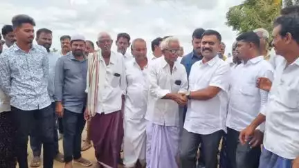 మండలంలో పర్యటించిన మాజీ ఎమ్మెల్యే కేతిరెడ్డి వెంకటరామిరెడ్డి, వైసీపీ విస్తృతస్థాయి సమావేశాన్ని విజయవంతం చేయాలని పిలుపు
