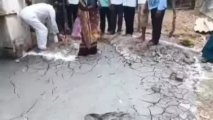 అశ్వాపురం: ఇందిరమ్మ ఇంటి శంకుస్థాపన కార్యక్రమంలో పాల్గొన్న మండల కాంగ్రెస్ నాయకులు