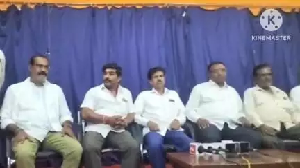ಚಿಕ್ಕಬಳ್ಳಾಪುರ: ಕಾಂಗ್ರೆಸ್ ಜಿಲ್ಲಾಧ್ಯಕ್ಷ ಸ್ಥಾನ ಗಂಗರೇ ಕಾಲವೇ ನಾರಾಯಣಸ್ವಾಮಿಗೆ ನೀಡಿ ನಗರದ ಪತ್ರಕರ್ತರ ಭವನದಲ್ಲಿ ಕುರುಬ ಸಮಾಜದ ಕಾಂಗ್ರೆಸ್ ಮುಖಂಡರ ಮನವಿ.