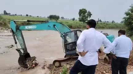 टिब्बी: घग्गर नदी के तटबंधों का तहसीलदार ने किया निरीक्षण, पानी की आवक है सामान्य