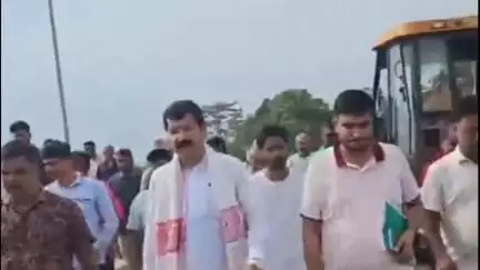 শিলচর: কাটিগড়ায় বরাক নদীর ওপর গ্যামন সেতুর মেরামতির কাজ পরিদর্শন করলেন সাংসদ