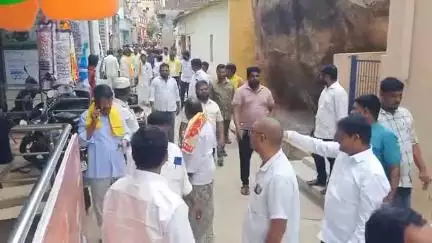 పట్టణంలో పర్యటించిన తెదేపా ఇంఛార్జి పరిటాల శ్రీరామ్‌, వీధిలైట్లు ఏర్పాటు చేయాలని కోరిన మహిళలు
