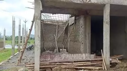 मझौली: मड़वास में लक्ष्मण बाग संस्थान रीवा द्वारा बनाई जा रही बिल्डिंग में घटिया मटेरियल लगने से गिरी छत, लोग बाल-बाल बचे
