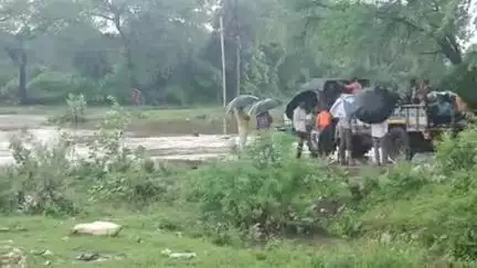 कोलारस: कोलारस गुजारी नदी पल पर पानी बहता हुआ ट्रैक्टर चालक ट्रैक्टर में बैठे लोगों के साथ पुल पार करते हुए