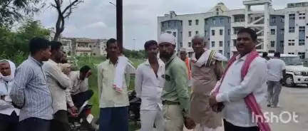 उरई: ग्राम सोमाई के पास हाइवे पर ट्रक का टायर बदलते समय युवक को अज्ञात ट्रक चालक ने रौंदा, मौके पर हुई दर्दनाक मौत
