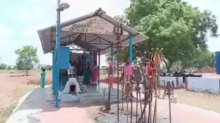 நாமக்கல்: சேலம் சாலையில் உள்ள கருப்பண்ணார் கோவிலில் வளையப்பட்டியில் சிப்காட் திட்டத்தை கைவிட கோரி நூதன முறையில் விவசாயிகள் போராட்டத்தில் ஈடுபட்டனர்