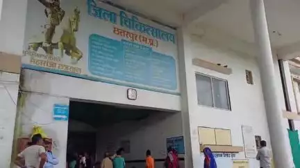 छतरपुर नगर: चंदेला तिगड्डा के पास वाहन ने बाइक सवार को टक्कर मारी, अस्पताल में डॉक्टर ने मृत घोषित किया
