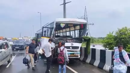 हापुड़: NH-9 स्थित बछलौता फ्लाईओवर के पास प्राइवेट बस ने पानी के टैंकर को मारी टक्कर, बस में सवार करीब 2 दर्जन यात्री घायल