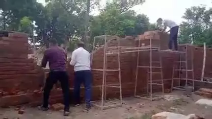 आलापुर: रामनगर डिहवा में निर्माणाधीन दीवार को दबंगों ने गिराया, सोशल मीडिया पर वीडियो हुआ वायरल