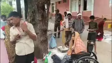 मुरैना नगर: जिला अस्पताल में नीम के पेड़ पर खून की बोतल लटका कर महिला को चढ़ाया गया ब्लड और ग्वालियर किया गया रेफर, वीडियो हुआ वायरल