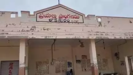 ముధోల్: లోకేశ్వరం మండలం కేంద్రంలో ఆర్టీసీ బస్టాండ్లు   పేరుకే రెండు ఉన్న వసతులు మాత్రం శూన్యం.#localissue
