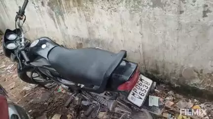 मुरैना नगर: जिला अस्पताल में मिली गोपालपुरा से चोरी हुई एक बाइक, पुलिस ने फरियादी को बाइक सौंपकर शुरू की चोर की तलाश
