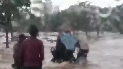 बटियागढ़: रजपुरा मड़ियादो मार्ग पर बाढ़ में नाला पार करते समय बाइक सवार बहा, लोगों ने बचाया