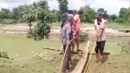 मझौली: मझौली ब्लॉक: मड़वास विद्युत विभाग के जेई, म.प्र. के पहले जेई माने जाएंगे, कर्मचारियों संग काम करते वीडियो वायरल
