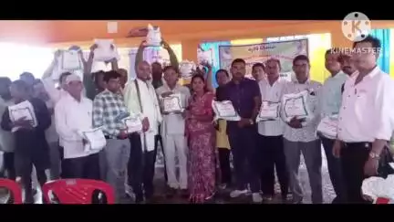 बलौदाबाज़ार: ग्राम सुनसुनिया में कृषकों को बैटरी स्पेयर व अरहर बीज मिनिकिट का वितरण किया गया