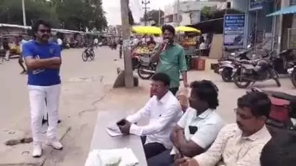 గుంతకల్లు: పట్టణంలో సీపీఎం పార్టీ ఆధ్వర్యంలో స్మార్ట్ మీటర్లు, ట్రూ అప్ ఛార్జీల రద్దుపై క్యూ ఆర్ కోడ్ స్కాన్‌తో ప్రజలకు అవగాహన