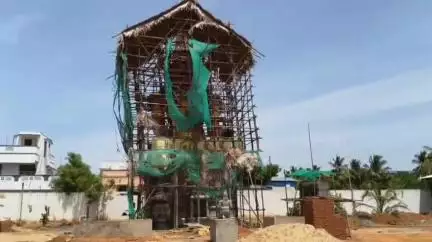 தஞ்சாவூர்: அங்காள முனீஸ்வரன் ஆலயத்திற்கு ஊர்வலமாக எடுத்துவரப்பட்ட 27 அடி உயரம் கொண்ட பிரம்மாண்ட அரிவாள்