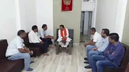 बड़वानी: सांसद श्री पटेल ने अपने निवास पर कार्यकर्ताओं से की सौजन्य भेंट और चर्चा