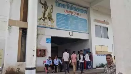 छतरपुर नगर: निवाड़ी के पास सड़क पर पेड़ से टकराकर बाइक सवार घायल, अस्पताल में डॉक्टर ने मृत घोषित किया