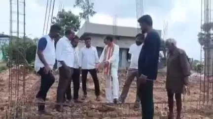 అశ్వాపురం: మల్లెలమడుగులో ఇంద్రమ్మ ఇళ్ల నిర్మాణాన్ని పరిశీలించిన కాంగ్రెస్ పార్టీ నాయకులు